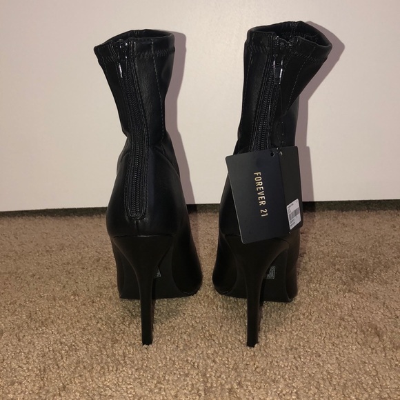 Pointed toe bootie - Picture 2 of 3